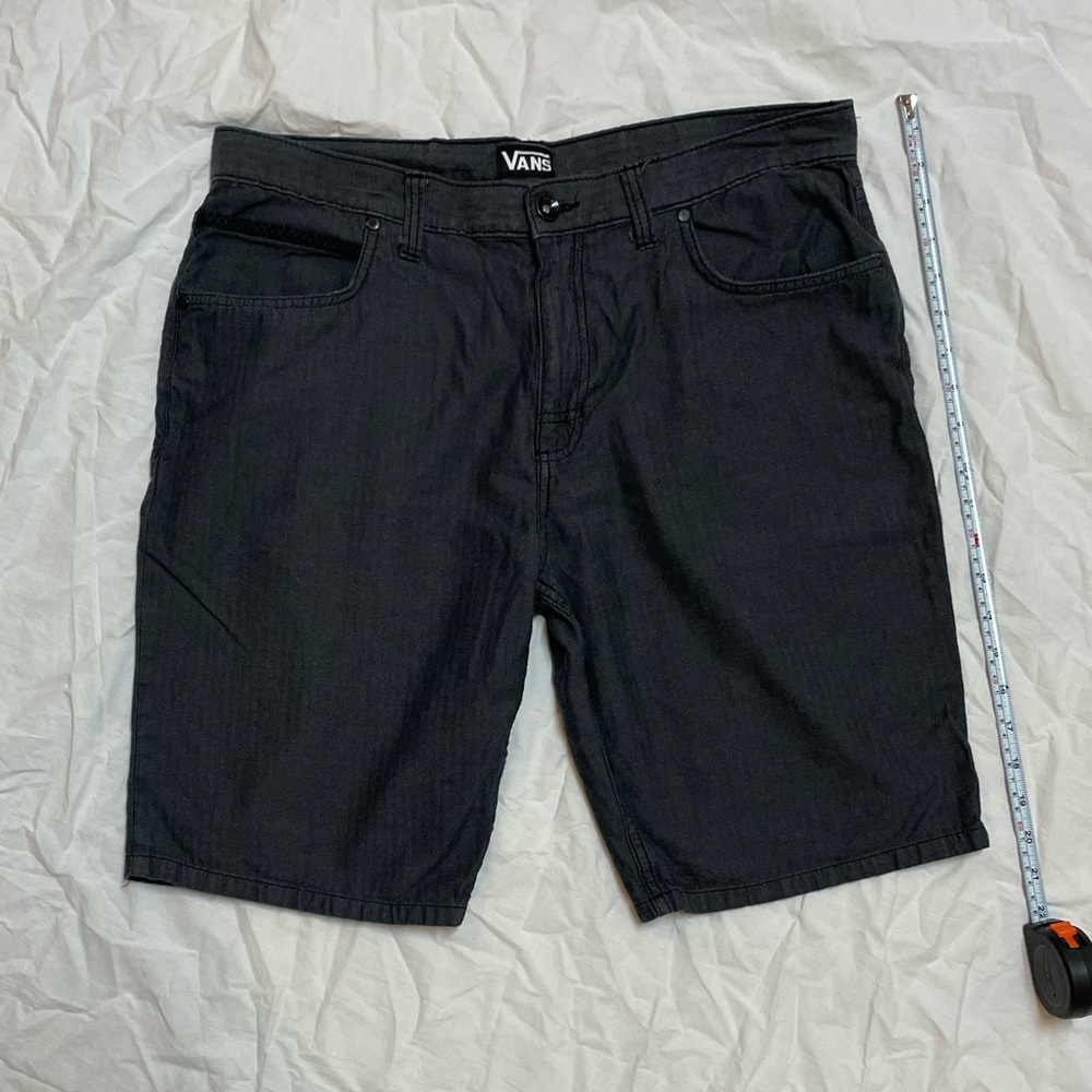 Mens VANS Shorts. Size 34.